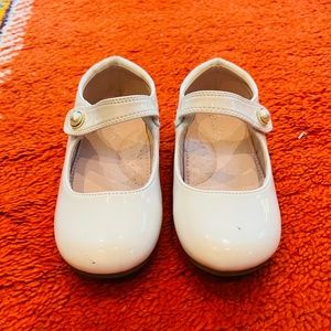 Cute little formal white patent dress shoes with faux pearl detail Size 10